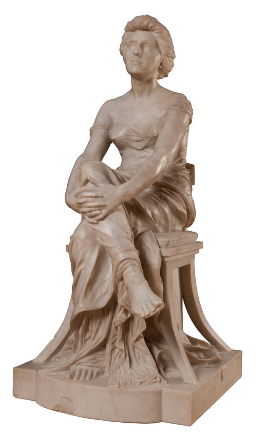 Figura de mujer sentada