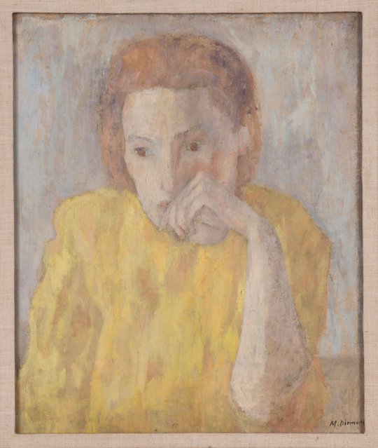 Figura femenina en amarillo