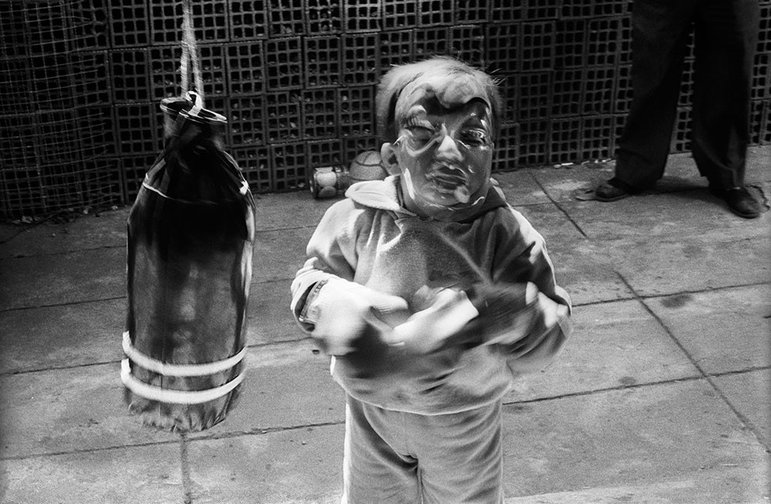 Huguito jugando en la casa de sus abuelos adoptivos, La Plata, de la serie Las Máscaras Huguito jugando en la casa de sus abuelos adoptivos, La Plata, de la serie Las Máscaras