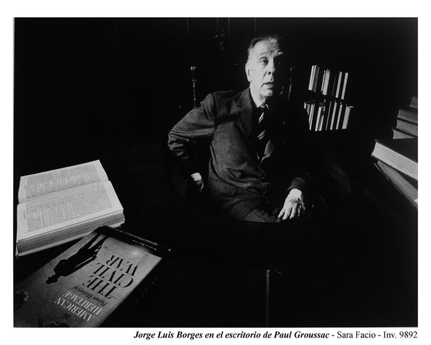 Jorge Luis Borges en el escritorio de Paul Groussac