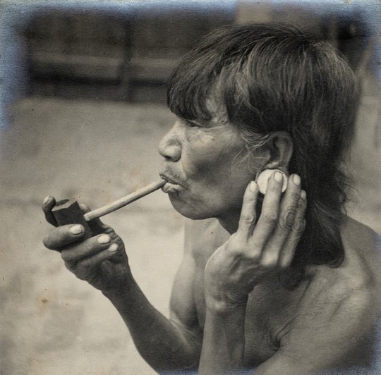 Indio chaqueño fumando una pipa Indio chaqueño fumando una pipa