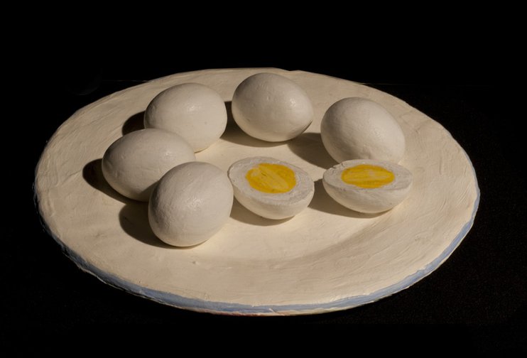 Seis huevos duros sobre un plato