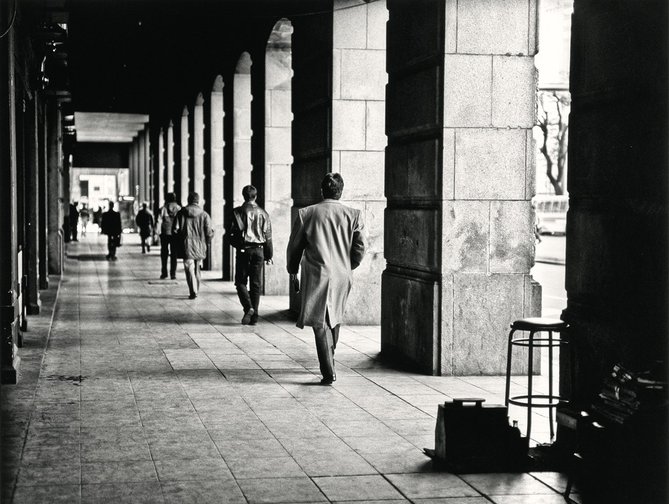 Peatones en la Recova del Bajo, Buenos Aires