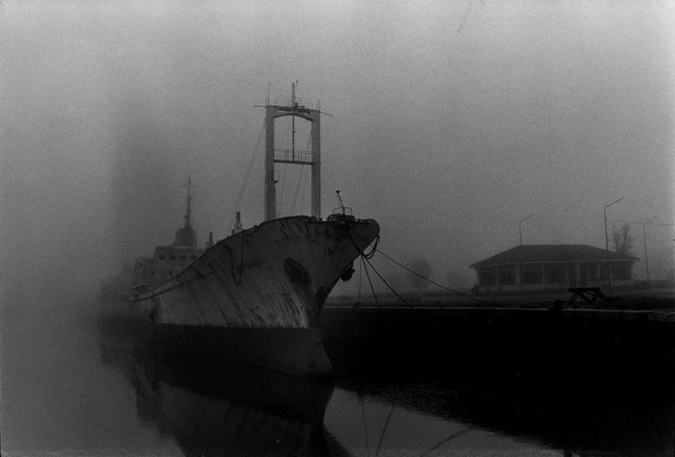 Encrucijada XVII, Barco fondeado en Puerto Madero, Buenos Aires